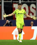 Neuvěřitelné! Jak gólman Pope přihrál na gól Newcastlu v Lize mistrů rukou