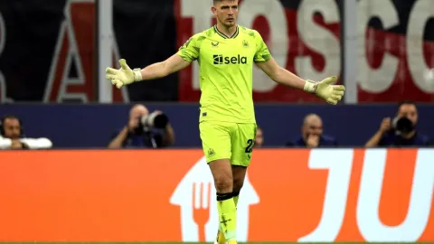 Neuvěřitelné! Jak gólman Pope přihrál na gól Newcastlu v Lize mistrů rukou