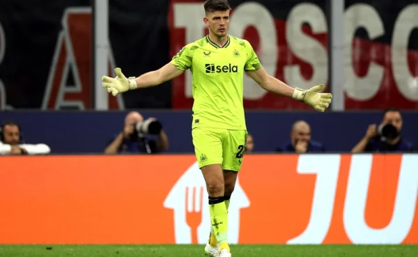 Neuvěřitelné! Jak gólman Pope přihrál na gól Newcastlu v Lize mistrů rukou