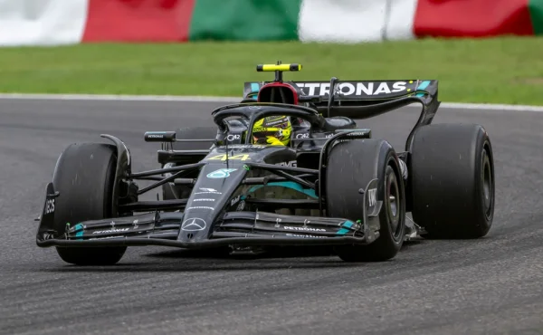 Sabotáž při stavbě nového sídla Mercedesu. Dělníkům zmizelo nářadí za miliony