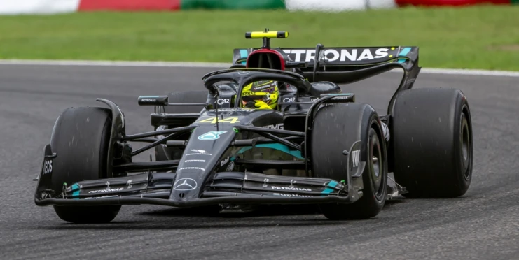 Sabotáž při stavbě nového sídla Mercedesu. Dělníkům zmizelo nářadí za miliony