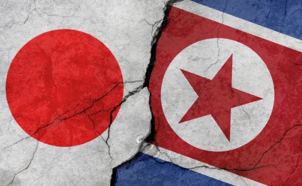 Místo podání ruky údery pěstí. Jak Severokorejci zdravili japonské fotbalisty