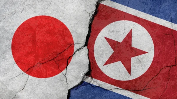 Místo podání ruky údery pěstí. Jak Severokorejci zdravili japonské fotbalisty