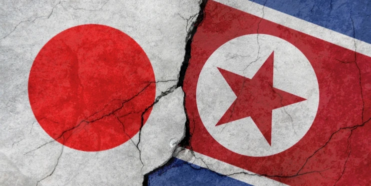 Místo podání ruky údery pěstí. Jak Severokorejci zdravili japonské fotbalisty