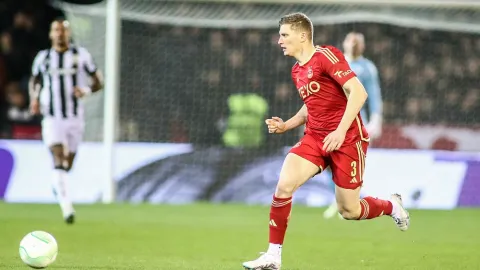 Po půl litru vodky 'znetvořil' fotbalistu. Fanoušek jde na rok a půl do vězení