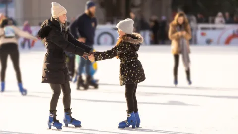 Jarní prázdniny na ledě: Pardubické závodiště láká na celodenní bruslení