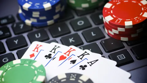 Muskův Grok poražen, Zuckerbergova Llama zbankrotovala. Pokerový triumf slaví OpenAI
