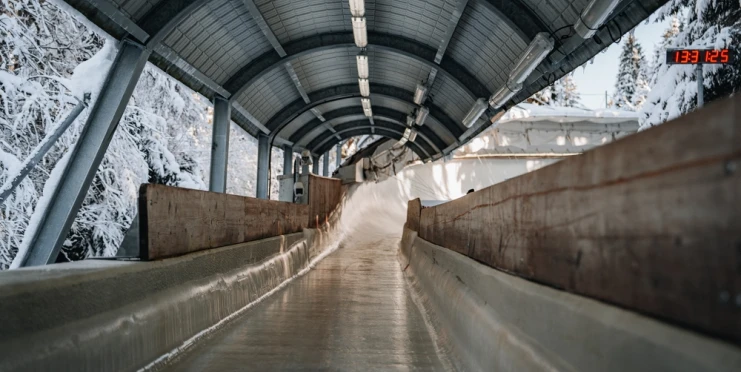 Jel sám ve čtyřbobu a bez brzd. Děsivá jízda Američana šokovala Světový pohár