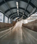 Jel sám ve čtyřbobu a bez brzd. Děsivá jízda Američana šokovala Světový pohár