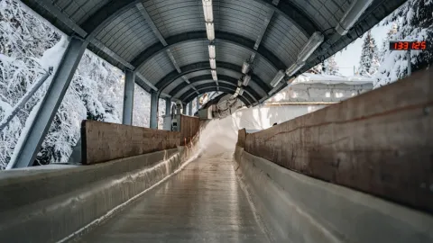 Jel sám ve čtyřbobu a bez brzd. Děsivá jízda Američana šokovala Světový pohár