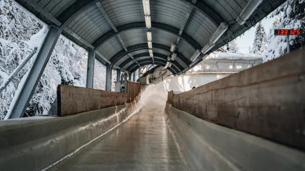 Jel sám ve čtyřbobu a bez brzd. Děsivá jízda Američana šokovala Světový pohár