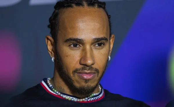 Připravuje se Hamilton na odchod z F1? Před závodem v Baku rozprodal svou sbírku aut