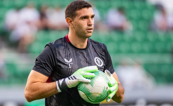 Hrdina se zlomeným prstem. Martínez vychytal triumf v Evropské lize se zraněním