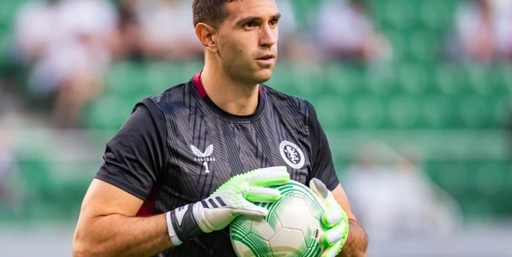 Hrdina se zlomeným prstem. Martínez vychytal triumf v Evropské lize se zraněním