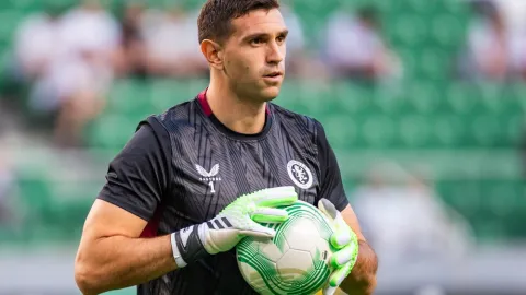 Hrdina se zlomeným prstem. Martínez vychytal triumf v Evropské lize se zraněním