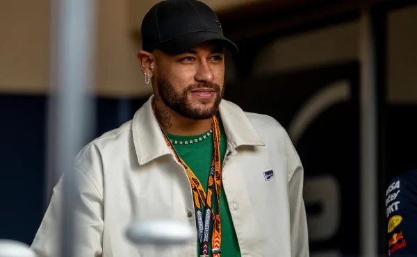 Nenápadný Neymar. V New Yorku obléknul lyžařskou kuklu a růžovou péřovku Louis Vuitton