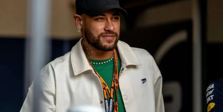 Nenápadný Neymar. V New Yorku obléknul lyžařskou kuklu a růžovou péřovku Louis Vuitton