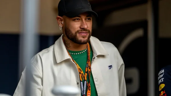 Nenápadný Neymar. V New Yorku obléknul lyžařskou kuklu a růžovou péřovku Louis Vuitton