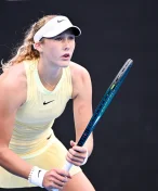 Rozmlácená raketa, nadávky divákům. Andrejevová ztratila nervy kvůli Siniakové