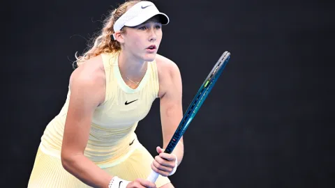 Rozmlácená raketa, nadávky divákům. Andrejevová ztratila nervy kvůli Siniakové