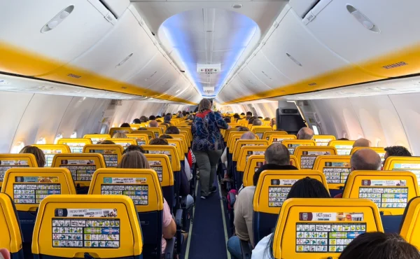 Fanoušci se střetli s fotbalisty přímo na palubě letadla. Po debaklu musela zasáhnout policie