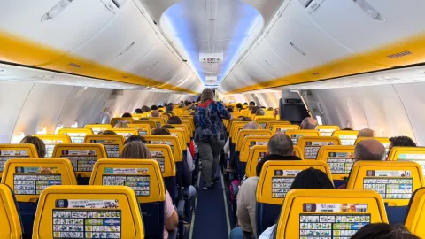 Fanoušci se střetli s fotbalisty přímo na palubě letadla. Po debaklu musela zasáhnout policie