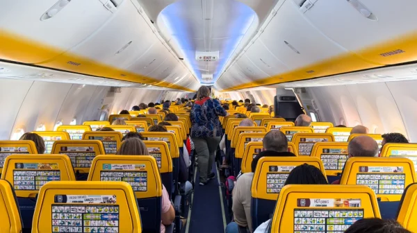 Fanoušci se střetli s fotbalisty přímo na palubě letadla. Po debaklu musela zasáhnout policie