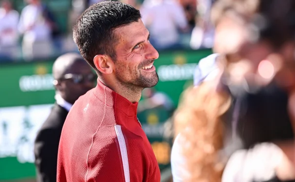 Novak Djokovič spojil síly s piloty Formule 1. Míří s nimi za postupem do Ligue 1