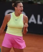 Svatební závoj, kytice a snoubenec v baseballové čepici. Sabalenková rozesmála Indian Wells