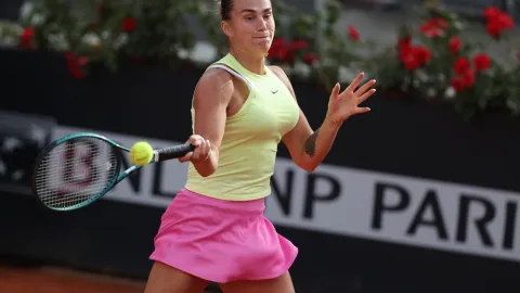 Sabalenková si pořídila nové tričko. A tak v něm hned předvedla fanouškům své křivky