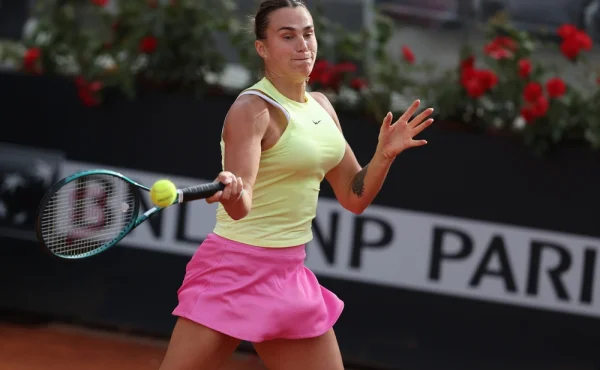 Sabalenková si pořídila nové tričko. A tak v něm hned předvedla fanouškům své křivky