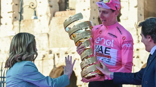 Povede se Pogačarovi prohodit termín Gira a Vuelty? Ani náhodou, odmítli Italové