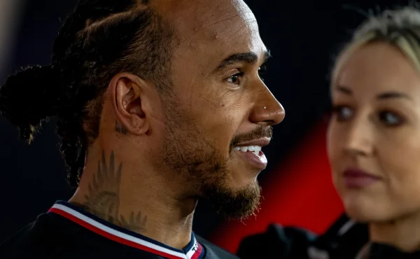 Úspěch nepřinesl, i tak si přijde Lewis Hamilton ve Ferrari ještě na téměř tři miliardy