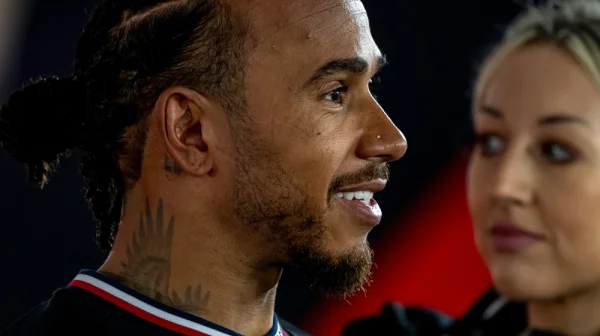 Úspěch nepřinesl, i tak si přijde Lewis Hamilton ve Ferrari ještě na téměř tři miliardy