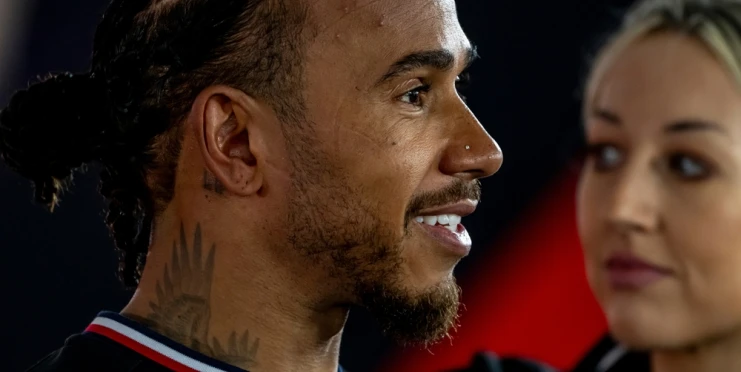 Úspěch nepřinesl, i tak si přijde Lewis Hamilton ve Ferrari ještě na téměř tři miliardy