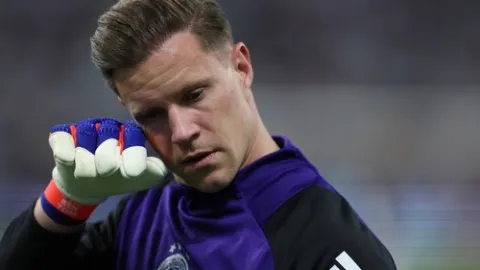Podepiš! Brankář Barcelony nepodepsal a teď čeká na trest a možná i soud