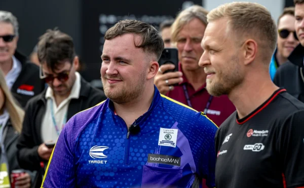 Luke Littler konečně složil řidičák! Teď si nadělil luxusní BMW za víc než milion