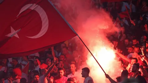 Starost o kouče Turecka. Nejdřív spílal rozhodčímu, pak zkolaboval u střídaček