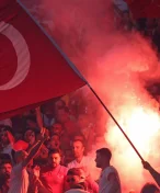 Starost o kouče Turecka. Nejdřív spílal rozhodčímu, pak zkolaboval u střídaček