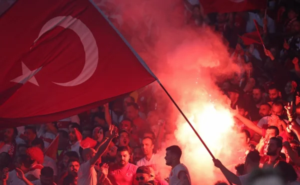 Starost o kouče Turecka. Nejdřív spílal rozhodčímu, pak zkolaboval u střídaček