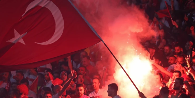 Starost o kouče Turecka. Nejdřív spílal rozhodčímu, pak zkolaboval u střídaček