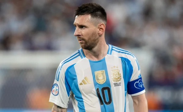 Seděl na tribuně, druhý den dal dva góly. Messi teď čelí žalobě za 147 milionů korun