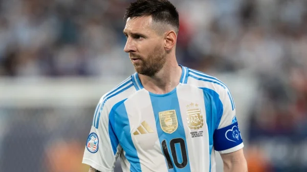 Seděl na tribuně, druhý den dal dva góly. Messi teď čelí žalobě za 147 milionů korun