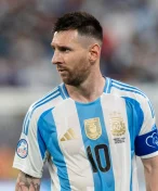 Seděl na tribuně, druhý den dal dva góly. Messi teď čelí žalobě za 147 milionů korun