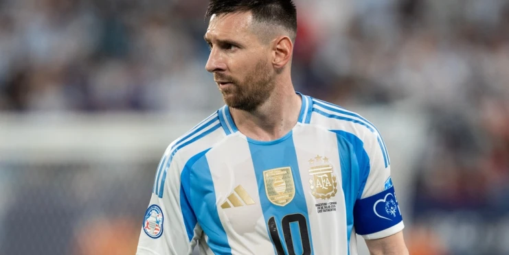 Seděl na tribuně, druhý den dal dva góly. Messi teď čelí žalobě za 147 milionů korun