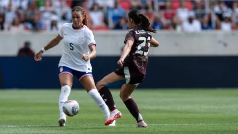 Za otce má hvězdu NBA, v dětství přespávala v autě. Teď podepsala rekordní kontrakt