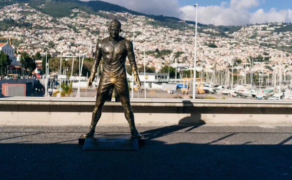 Vandal na Madeiře. Zapálil Ronaldovu sochu a pak si u ní zatančil