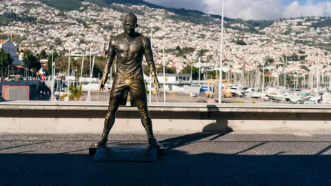 Vandal na Madeiře. Zapálil Ronaldovu sochu a pak si u ní zatančil