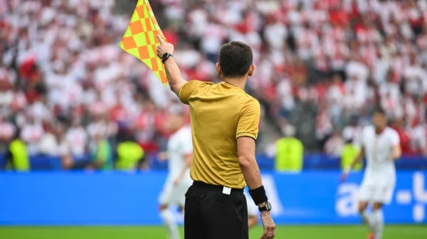 Chaos v Anglii. Rozhodčí si spletl stadion, byl 240 kilometrů daleko a zápas nestihl