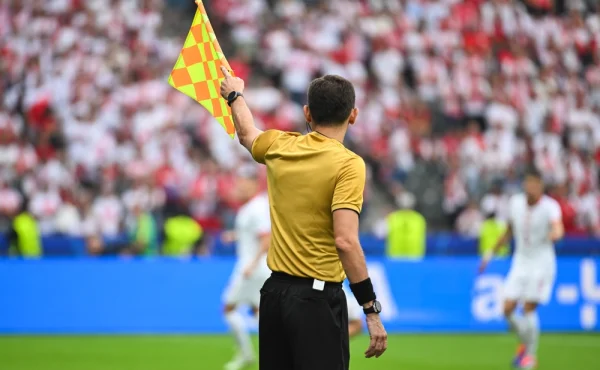 Chaos v Anglii. Rozhodčí si spletl stadion, byl 240 kilometrů daleko a zápas nestihl